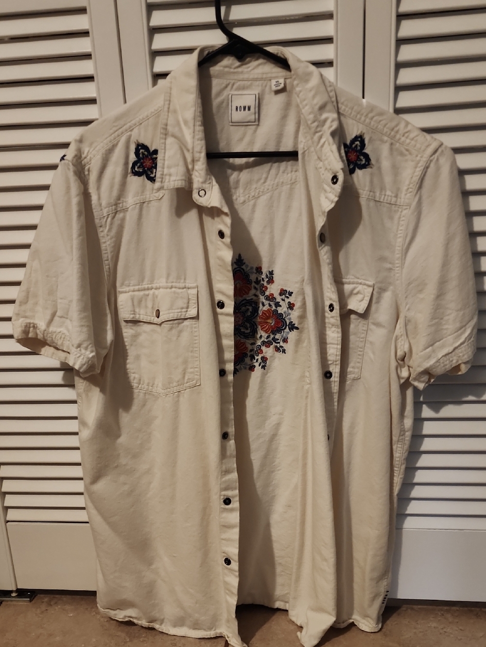 Rown Cream Short-Sleeve Button-Down Shirt with Floral Embroidery